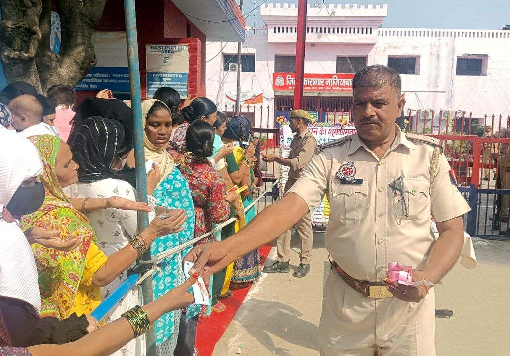 Heartwarming Raksha Bandhan Reunion Behind Bars: Jail Administration Provides Gifts for Sisters at Dasna Jail 5 312