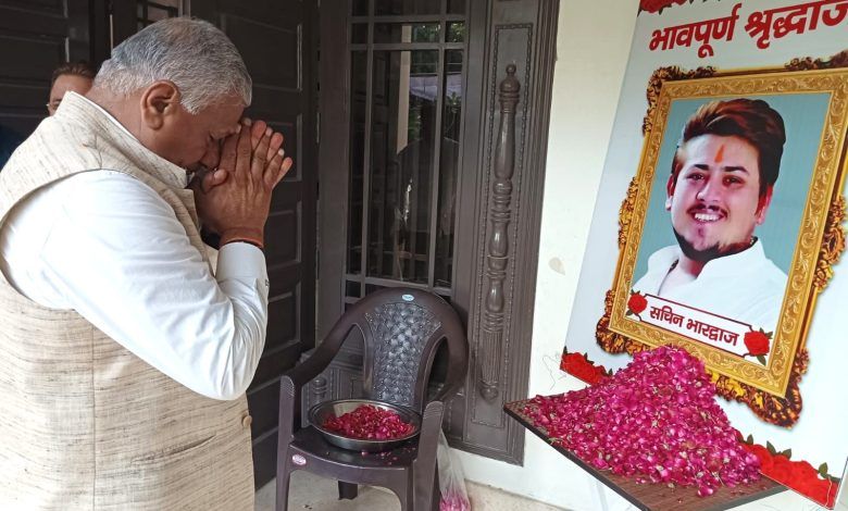सांसद जनरल वी के सिंह ने सचिन भारद्वाज को अपनी भावभीनी श्रद्धांजलि दी 1 111 16