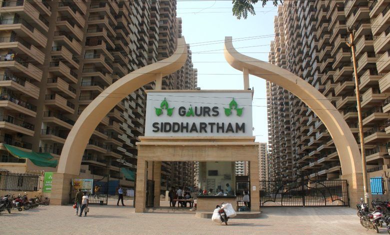 गौर सिद्धार्थम में 10 वीं मंजिल पर लिफ्ट अटकी; 15 मिनट तक फंसी रहीं पार्षद की पत्नी और एक मेड 1 111 63
