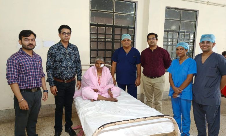 मेडिकल के चिकित्सकों ने कानड्रोसार्कोमा का ऑपरेशन कर बचाई मरीज की आंख 1 111 89