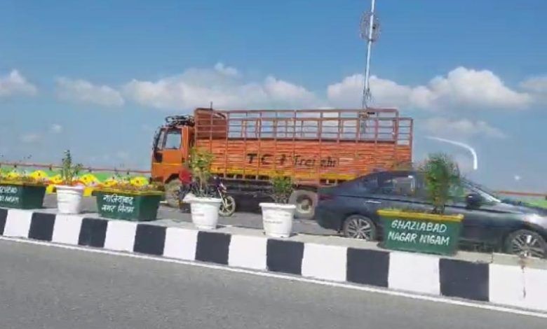 Death-Defying Dare: Reckless Truck's Rampage Shocks Rajnagar Extension Despite String of Fatal Accidents! 1 111 98
