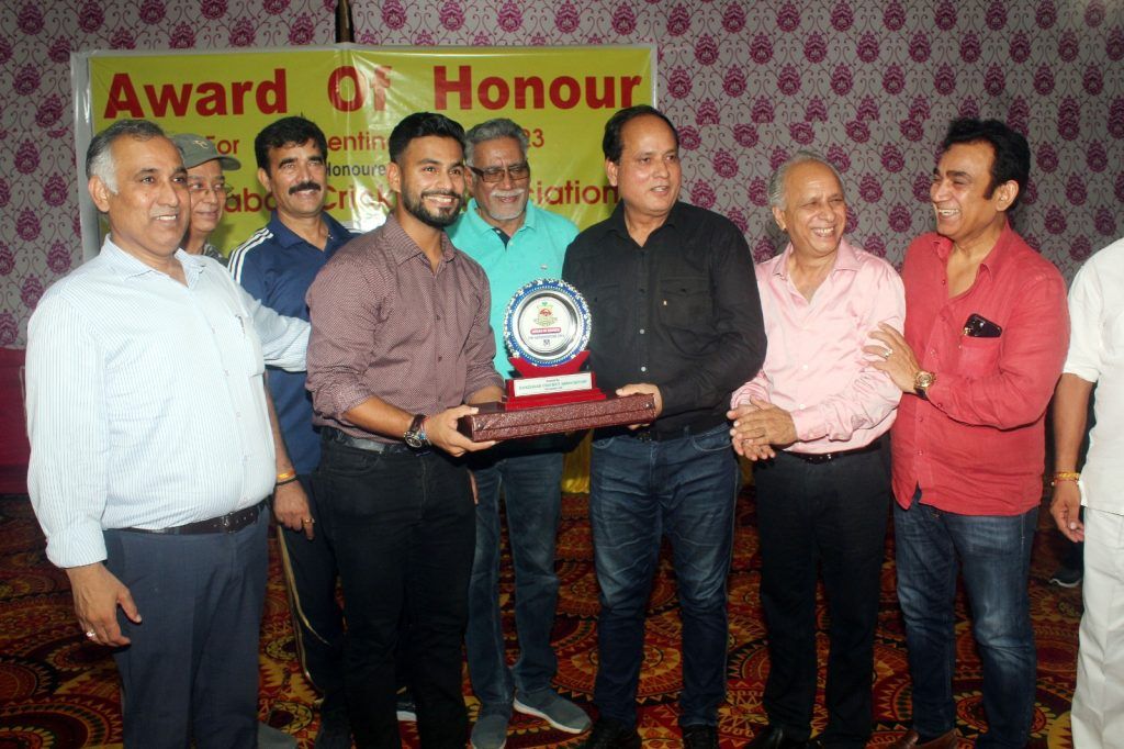 गाजियाबाद क्रिकेट एसोसिएशन- विभिन्न प्रतियोगिताओं में प्रतिनिधित्व करने वाले खिलाड़ियों को सम्मानित किया 3 112 53