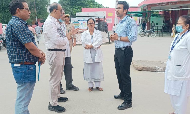 सीडीओ व सीएमओ ने किया जिला चिकित्सालय व मेडिकल कॉलेज में डेंगू वार्ड का निरीक्षण 1 112 55