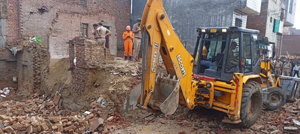 Major Tragedy in Loni, Ghaziabad: Three-Story Building Collapses, Claiming Three Lives 3 112 60