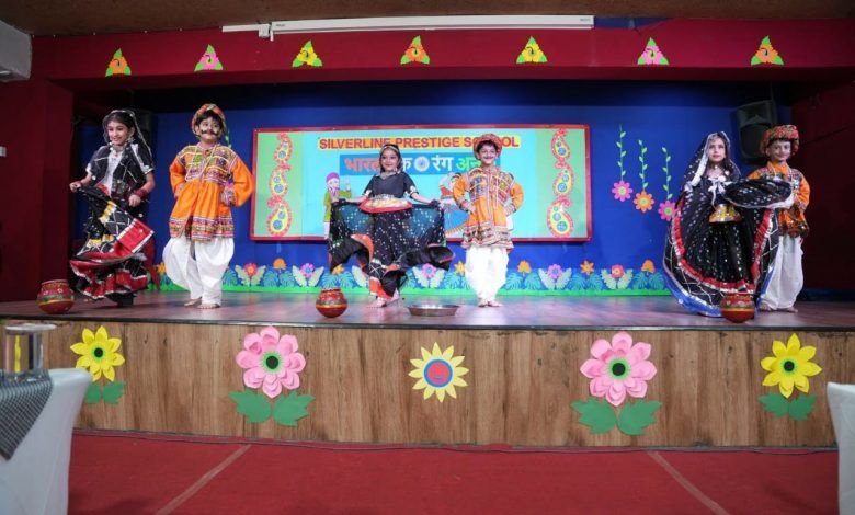 'गैलरी वॉक' के जरिए सिल्वर लाइन प्रेस्टीज स्कूल के बच्चों ने किया अपनी प्रतिभा का प्रदर्शन 1 113 32