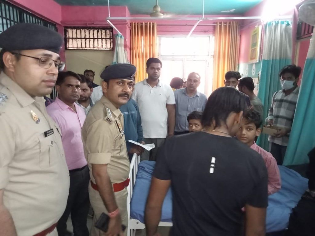 लोनी में मिड डे मील में मिले दूध पीने से कई बच्चों की तबीयत हुई खराब,मौके पर पहुंचे आला अधिकारी। 6 113 39