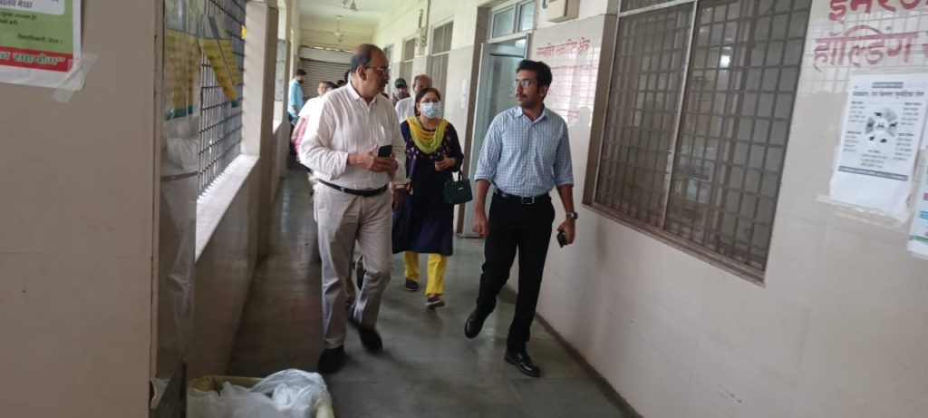 सीडीओ व सीएमओ ने किया जिला चिकित्सालय व मेडिकल कॉलेज में डेंगू वार्ड का निरीक्षण 2 113 43