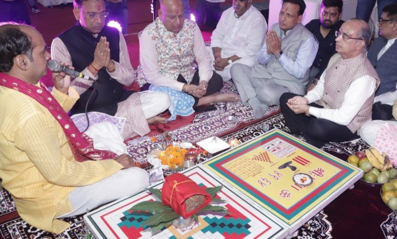 दिल्ली के ऐतिहासिक लालकिले के मैदान में विश्व प्रसिद्ध लव कुश रामलीला कमेटी का भूमि पूजन समारोह संपन्न 1 113 52