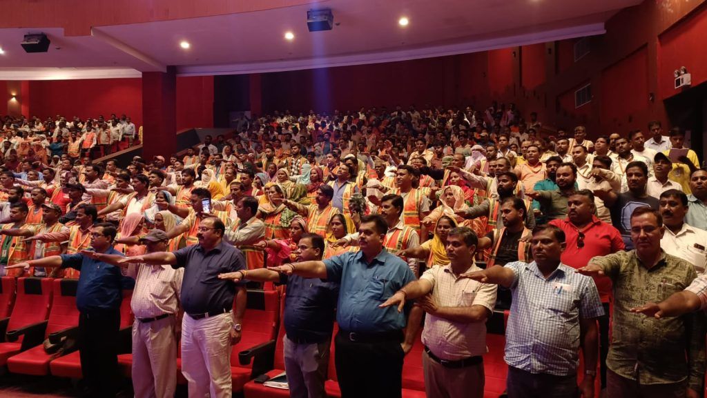 नगर निगम ने आयोजित किया सफाई मित्र सम्मान समारोह कार्यक्रम सांसद एवं केंद्रीय राज्यमंत्री वी के सिंह ने दिलाई स्वच्छता की शपथ 2 113 55