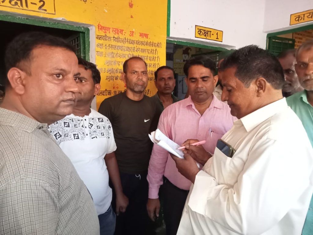 लोनी में मिड डे मील में मिले दूध पीने से कई बच्चों की तबीयत हुई खराब,मौके पर पहुंचे आला अधिकारी। 7 114 21
