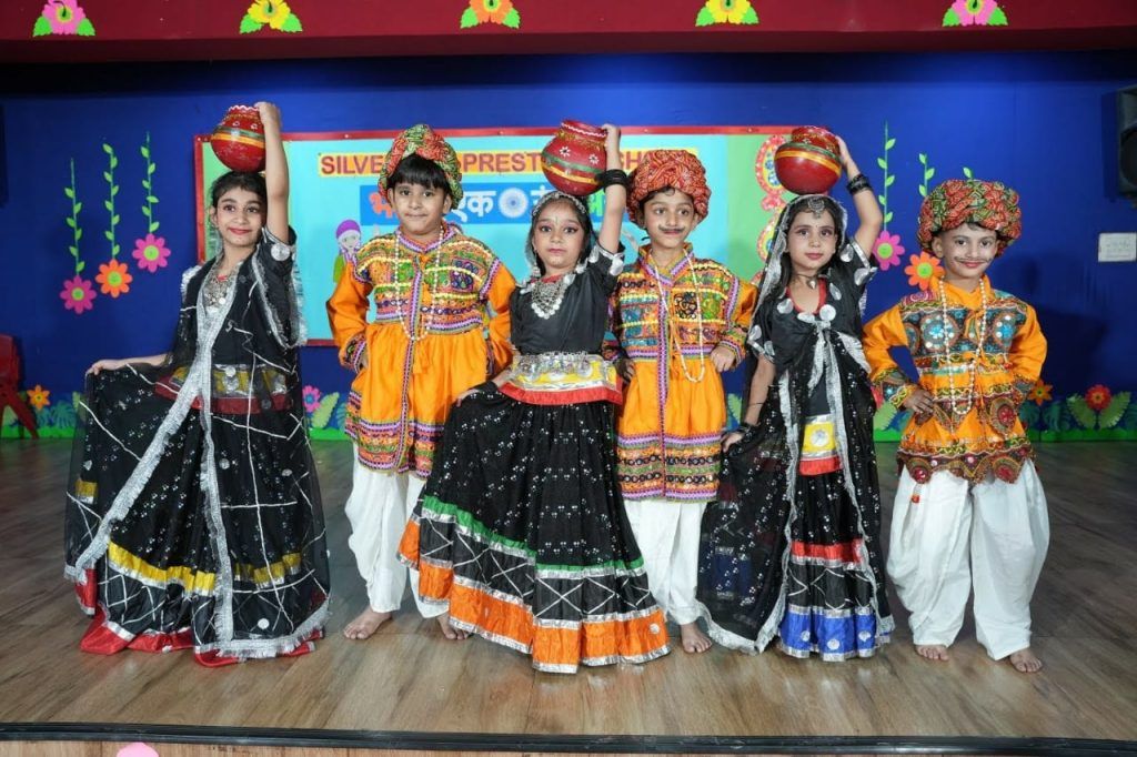 'गैलरी वॉक' के जरिए सिल्वर लाइन प्रेस्टीज स्कूल के बच्चों ने किया अपनी प्रतिभा का प्रदर्शन 8 115 10