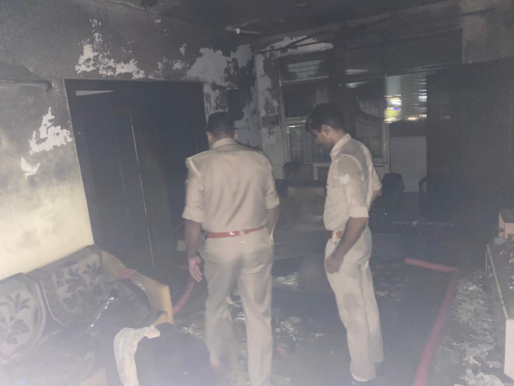 Firefighters Brave Late-Night Blaze in Vaishali, Ghaziabad Apartment Building 7 115 5