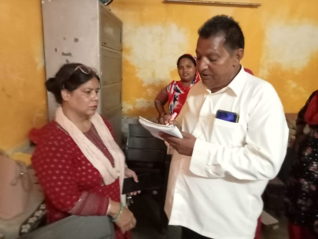 लोनी में मिड डे मील में मिले दूध पीने से कई बच्चों की तबीयत हुई खराब,मौके पर पहुंचे आला अधिकारी। 8 116 6