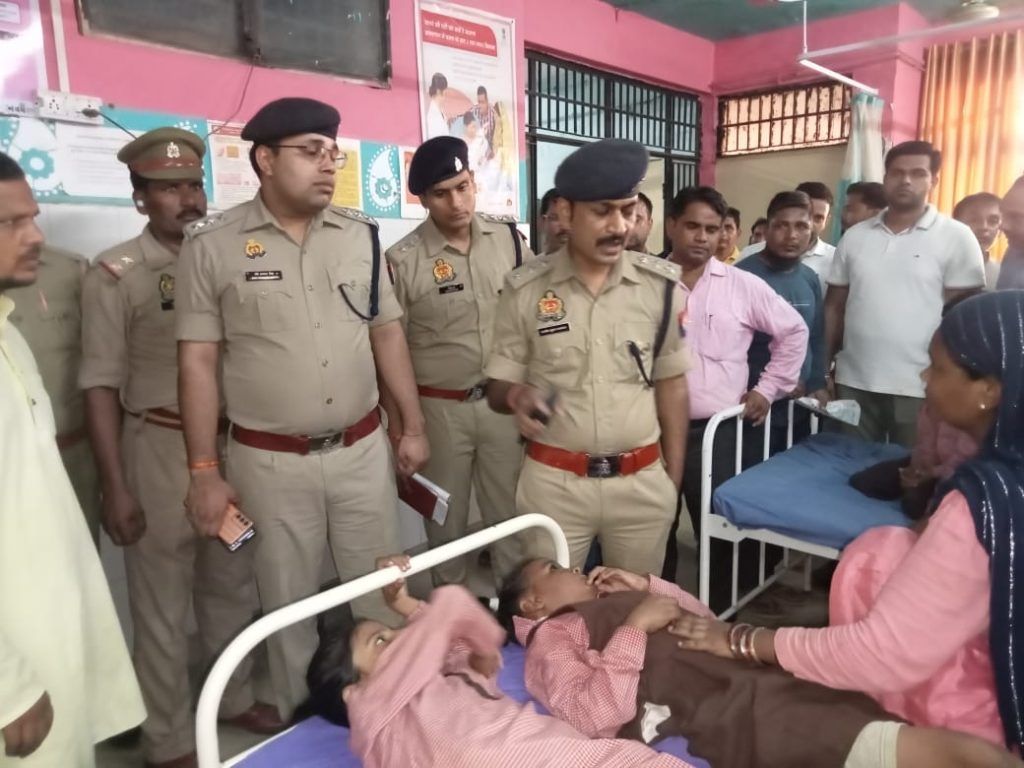 लोनी में मिड डे मील में मिले दूध पीने से कई बच्चों की तबीयत हुई खराब,मौके पर पहुंचे आला अधिकारी। 9 117 5