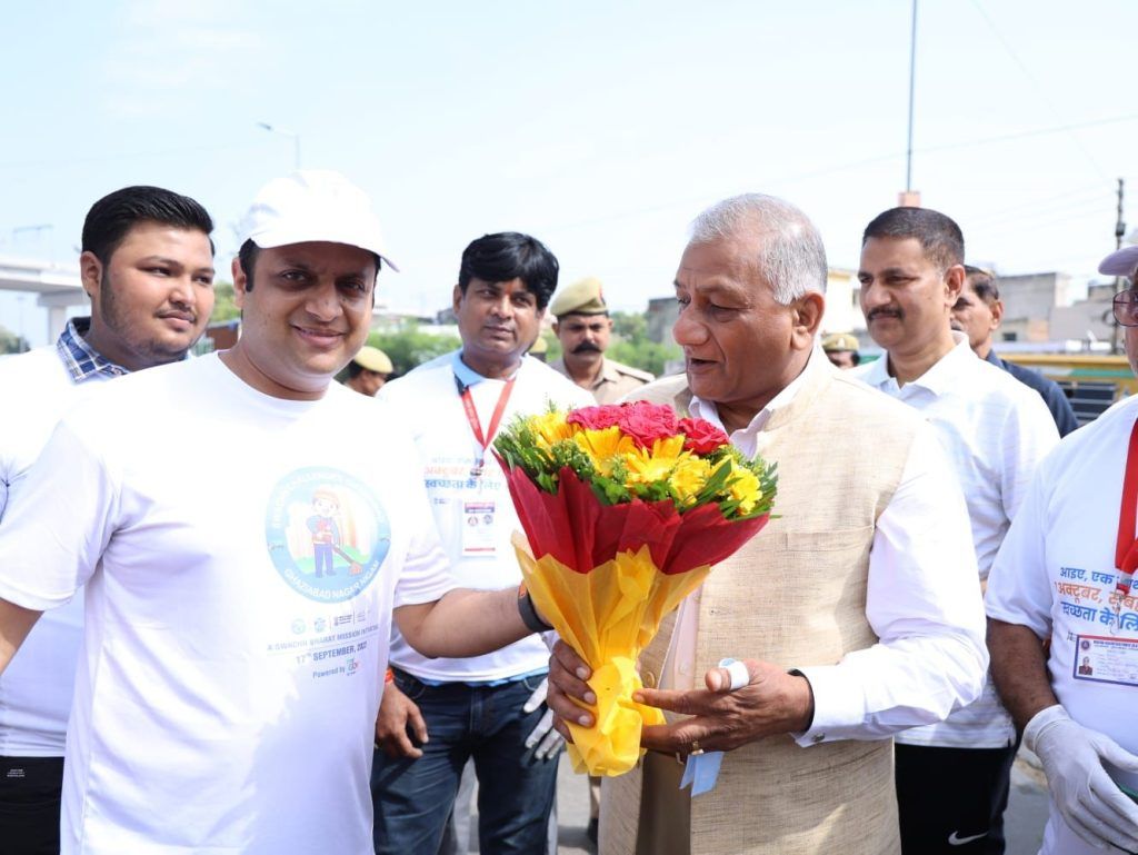 "स्वच्छता ही सेवा” कार्यक्रम के अंतर्गत आज के शहीद स्थल मेट्रो स्टेशन पार्क में स्वच्छता अभियान 5 111 5