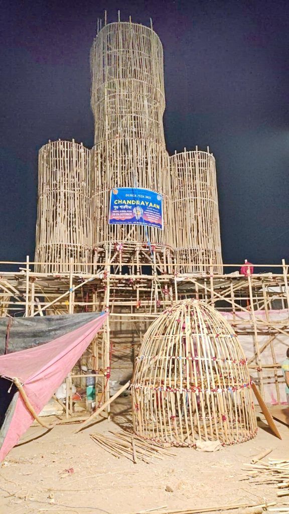 चंद्रयान-3 की थीम पर गाजियाबाद में तैयार हो रहा दुर्गा पूजा पंडाल 1 111 58