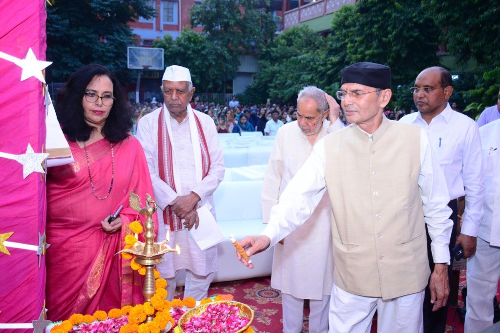 वार्षिकोत्सव में छात्र-छात्राएं व शिक्षिकाएं सम्मानित हुईं 2 111 78