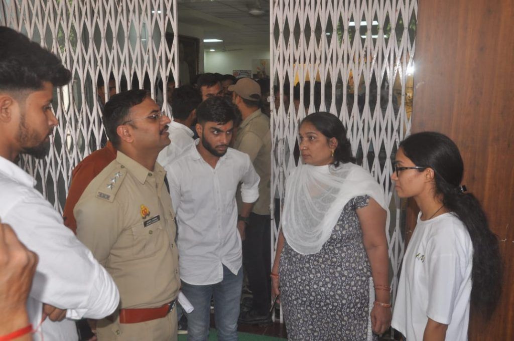 Chaos Erupts at CCS University as Students Protest Alleged Misconduct During Convocation Ceremony 5 112 13