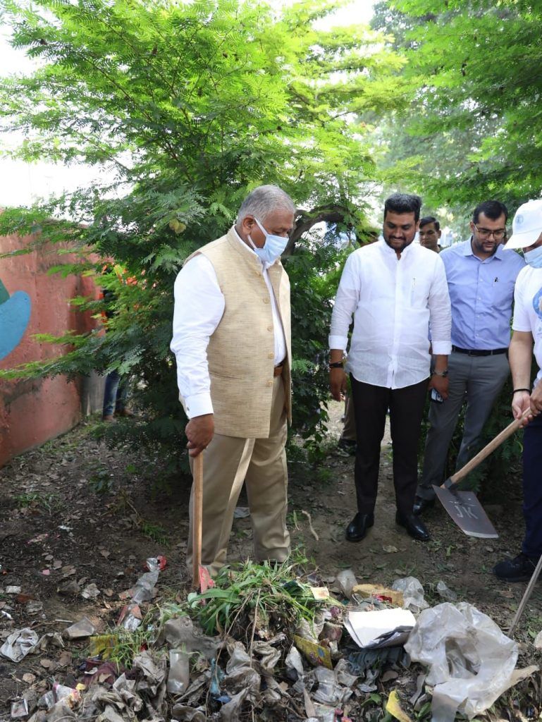 "स्वच्छता ही सेवा” कार्यक्रम के अंतर्गत आज के शहीद स्थल मेट्रो स्टेशन पार्क में स्वच्छता अभियान 2 112 3