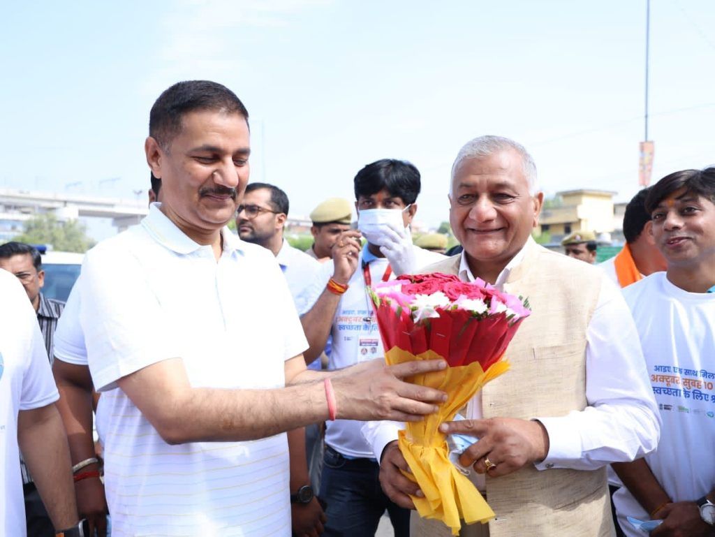 "स्वच्छता ही सेवा” कार्यक्रम के अंतर्गत आज के शहीद स्थल मेट्रो स्टेशन पार्क में स्वच्छता अभियान 6 112 4