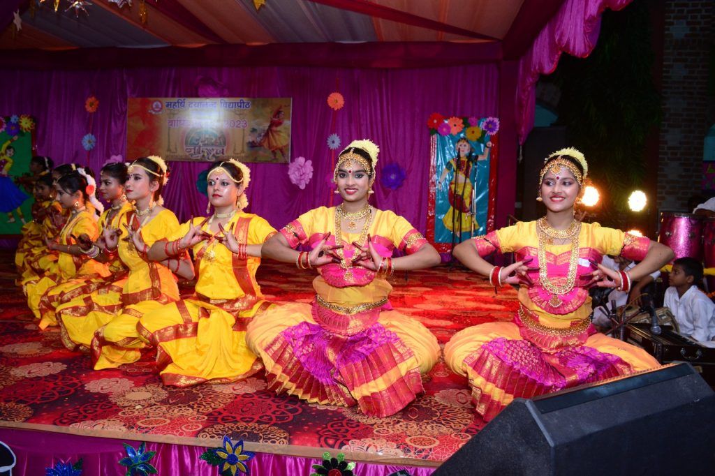 वार्षिकोत्सव में छात्र-छात्राएं व शिक्षिकाएं सम्मानित हुईं 4 112 50