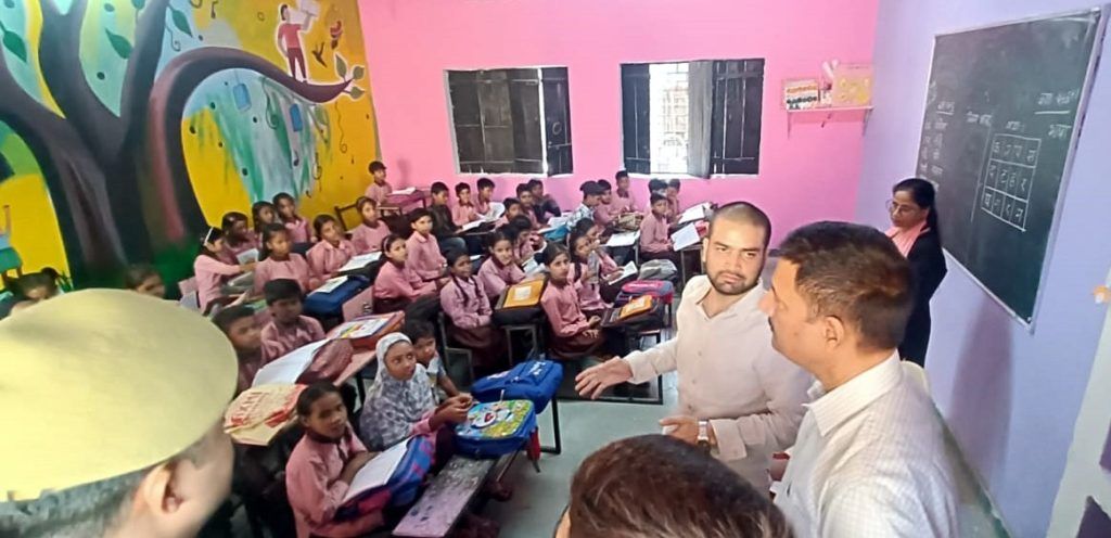 जिलाधिकारी राकेश कुमार सिंह ने फीता काट किया नवीन विद्यालय भवन का उद्घाटन 3 113 12