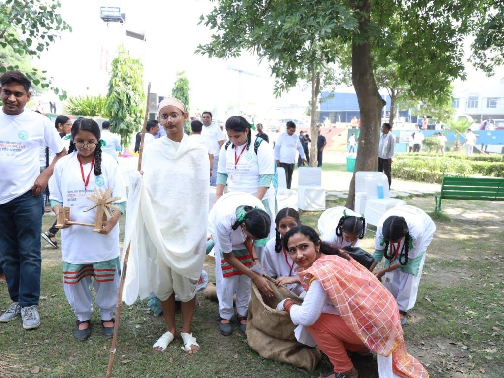 "स्वच्छता ही सेवा” कार्यक्रम के अंतर्गत आज के शहीद स्थल मेट्रो स्टेशन पार्क में स्वच्छता अभियान 3 113 3