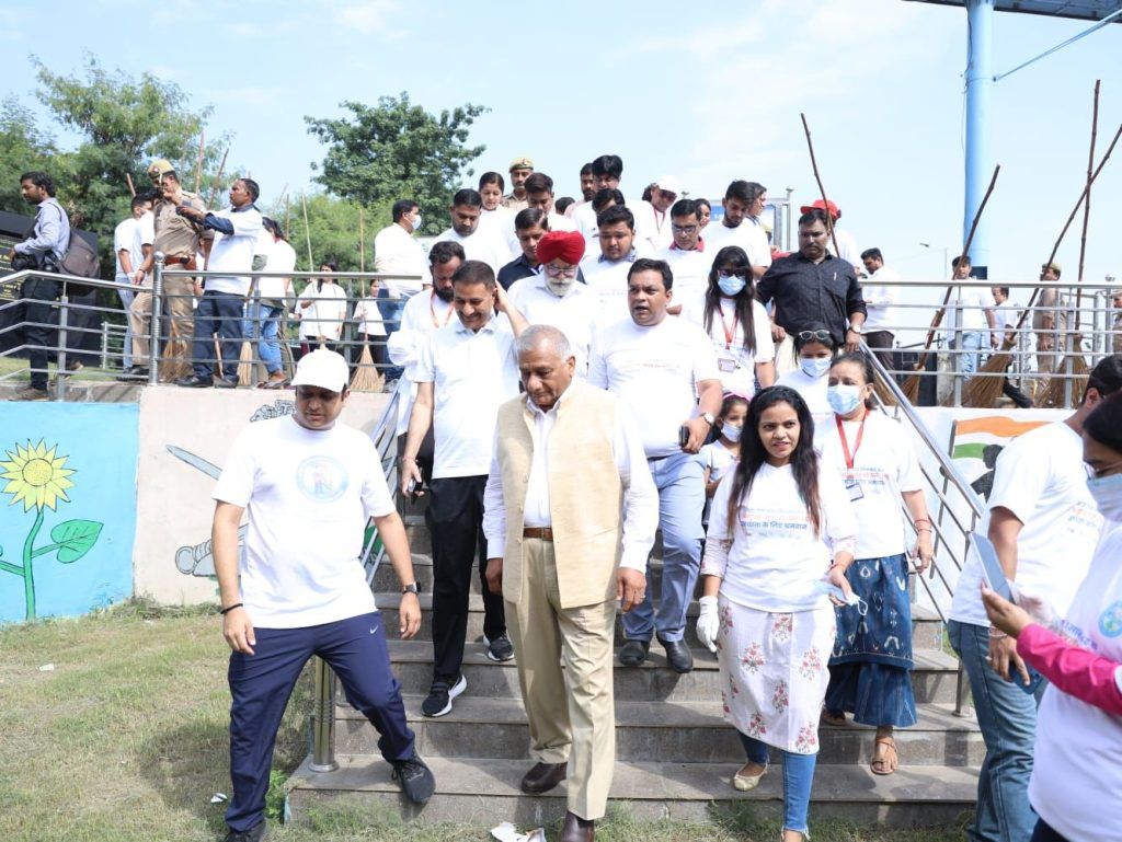 "स्वच्छता ही सेवा” कार्यक्रम के अंतर्गत आज के शहीद स्थल मेट्रो स्टेशन पार्क में स्वच्छता अभियान 7 113 4