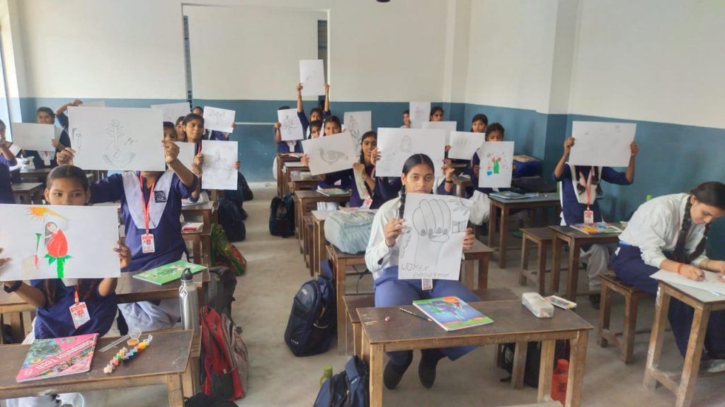 चित्रकला के माध्यम से छात्राओं ने महिला शक्ति को दर्शाया; वाई डब्लु एच ट्रस्ट ने आयोजित की चित्रकला प्रतियोगिता 2 113 76
