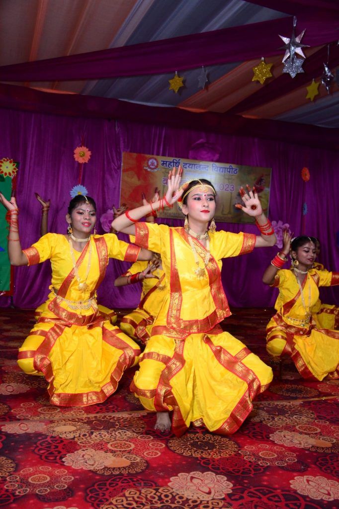 वार्षिकोत्सव में छात्र-छात्राएं व शिक्षिकाएं सम्मानित हुईं 6 115 12