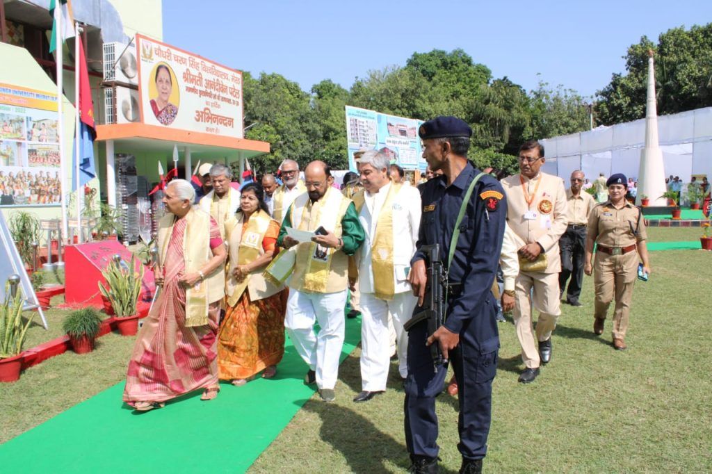 भव्य रूप से मनाया गया चौ0 चरण सिंह विश्वविद्यालय का 35वां दीक्षान्त समारोह 8 116 12