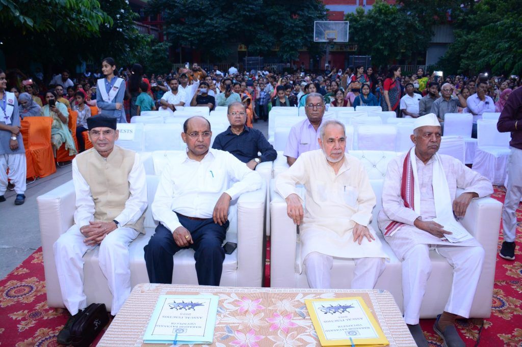 वार्षिकोत्सव में छात्र-छात्राएं व शिक्षिकाएं सम्मानित हुईं 3 116 7