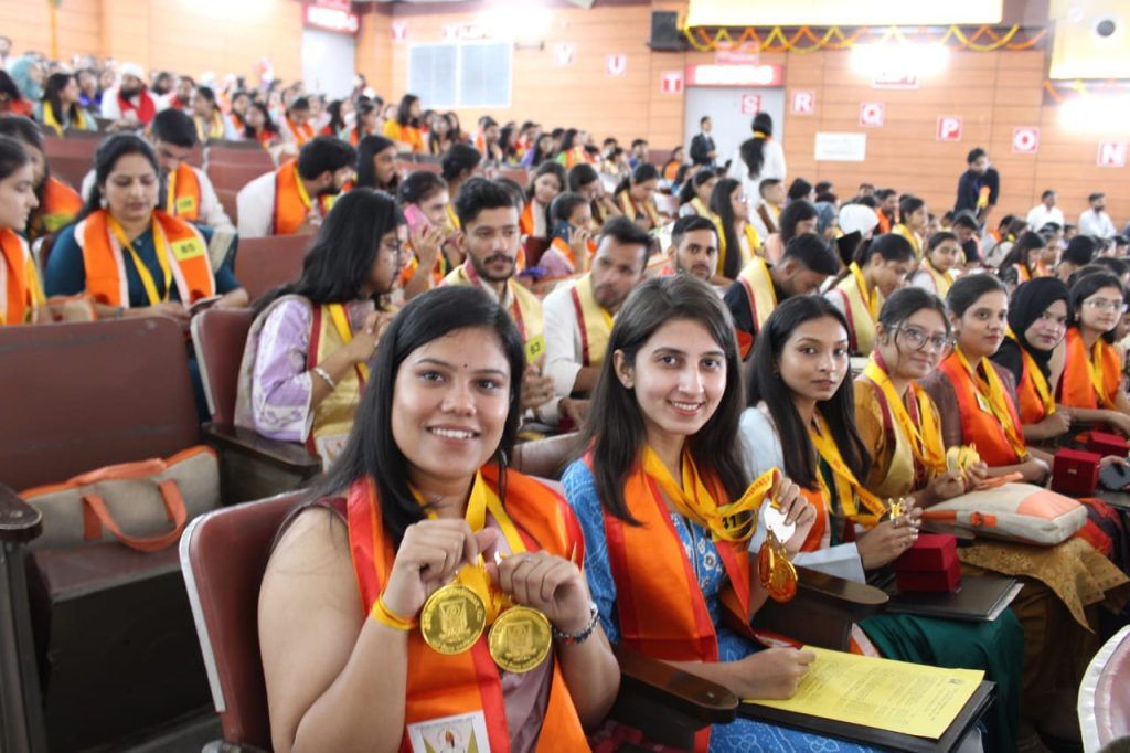 भव्य रूप से मनाया गया चौ0 चरण सिंह विश्वविद्यालय का 35वां दीक्षान्त समारोह 9 117 10
