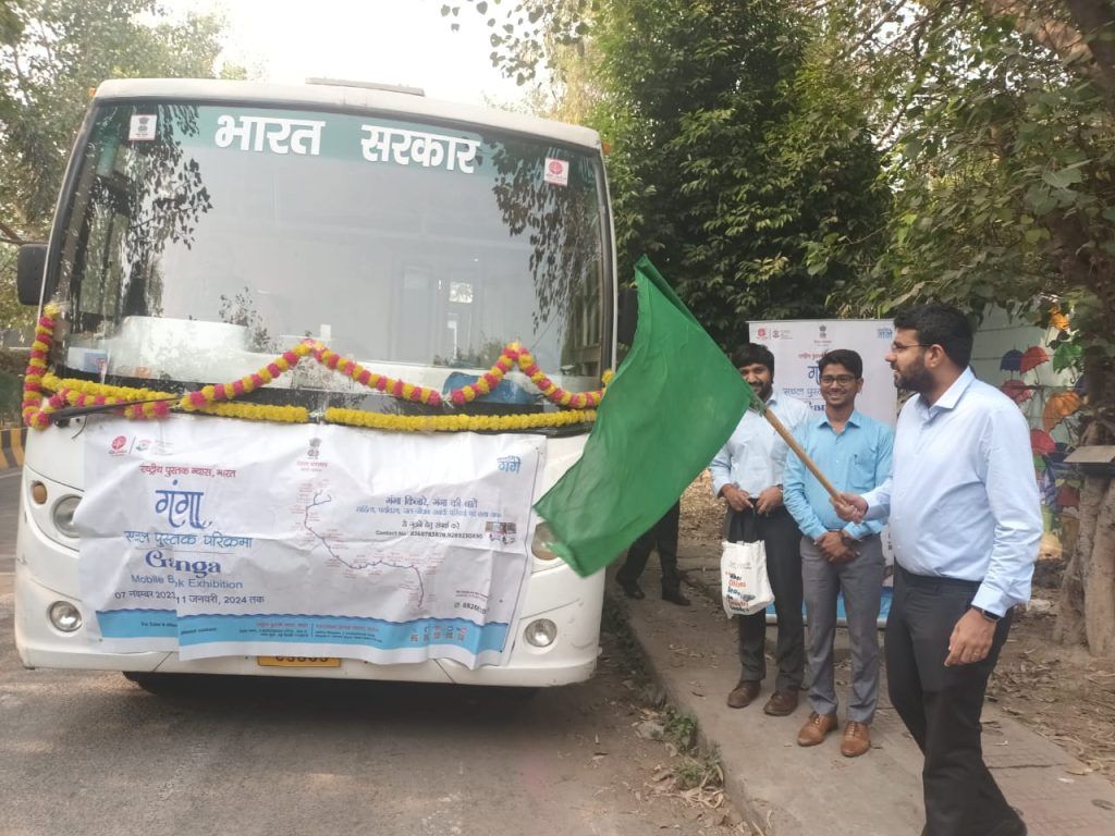 जिलाधिकारी ने हरी झंडी दिखाकर राष्ट्रीय पुस्तक न्यास की सचल गंगा पुस्तक प्रदर्शनी को किया रवाना 3 111 50