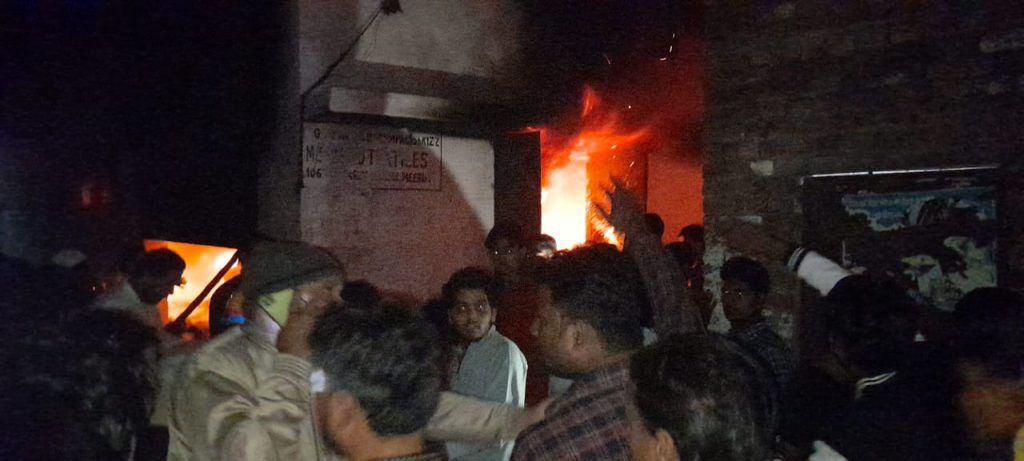 Massive Fire Engulfs Cloth Warehouse in Meerut, Firefighters Battle Intense Blaze 2 112 23