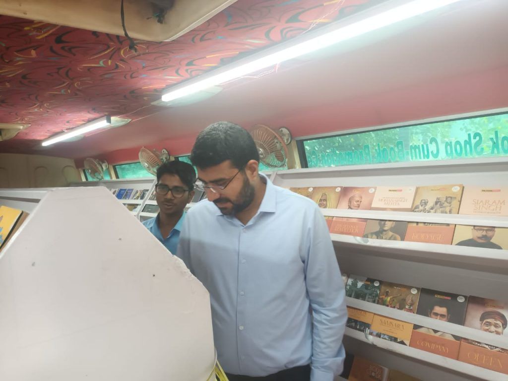 जिलाधिकारी ने हरी झंडी दिखाकर राष्ट्रीय पुस्तक न्यास की सचल गंगा पुस्तक प्रदर्शनी को किया रवाना 2 112 33