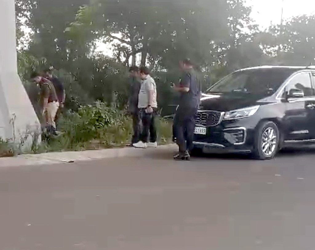 Violent Clash Erupts in Kumar Vishwas' Convoy, Doctor Assaulted in Ghaziabad Road Rage Fiasco 2 113 13