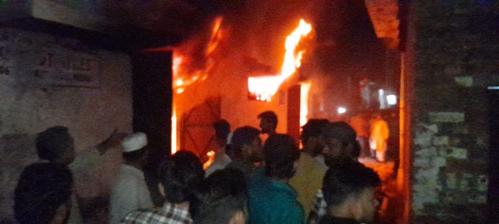 Massive Fire Engulfs Cloth Warehouse in Meerut, Firefighters Battle Intense Blaze 3 113 18