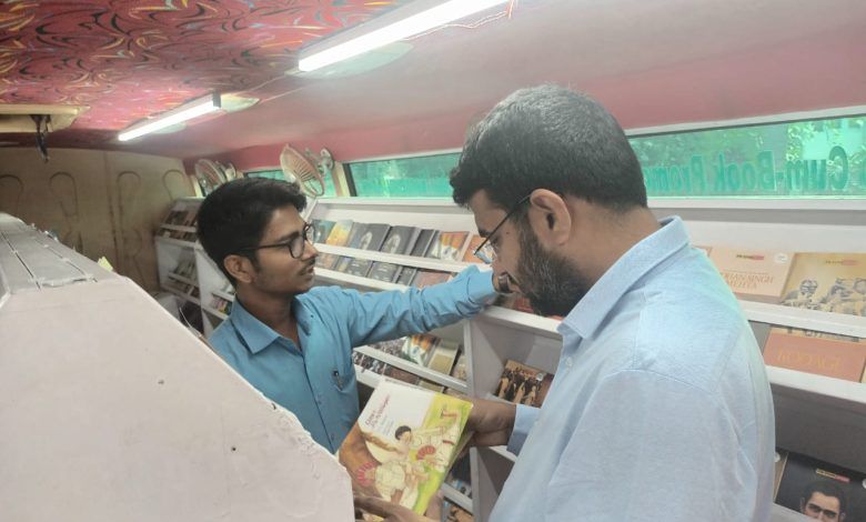 जिलाधिकारी ने हरी झंडी दिखाकर राष्ट्रीय पुस्तक न्यास की सचल गंगा पुस्तक प्रदर्शनी को किया रवाना 1 113 25