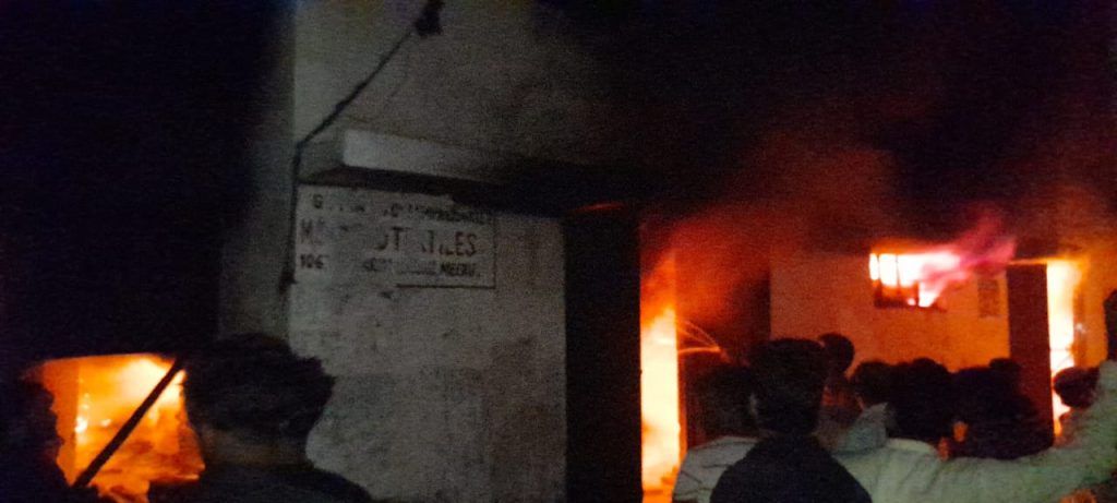 Massive Fire Engulfs Cloth Warehouse in Meerut, Firefighters Battle Intense Blaze 7 116 3