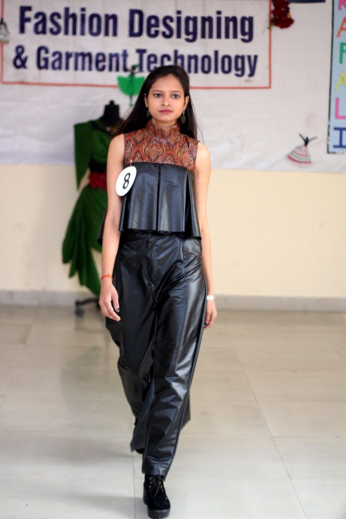 सेठ जयप्रकाश मुकन्दलाल (महिला) पॉलिटेक्निक संस्था में लैदर ड्रेस एवं ज्वैलरी शो का आयोजन 4 113 28