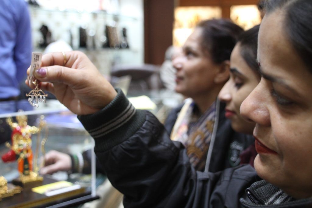 Meerut's Jewelers Witness Soaring Demand for Ram Darbar Jewelry Ahead of Ayodhya's Historic Event 4 111 31