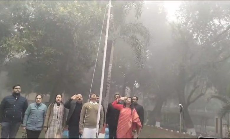मेरठ में गणतंत्र दिवस : आयुक्त ने किया ध्वजारोहण, कहा- फर्ज निष्ठा से निभाएं 1 111 94