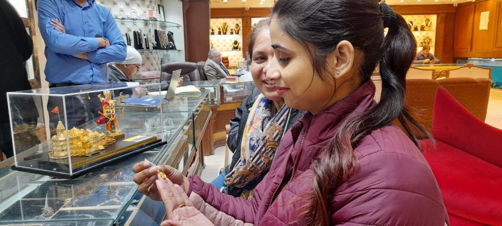 Meerut's Jewelers Witness Soaring Demand for Ram Darbar Jewelry Ahead of Ayodhya's Historic Event 3 112 18