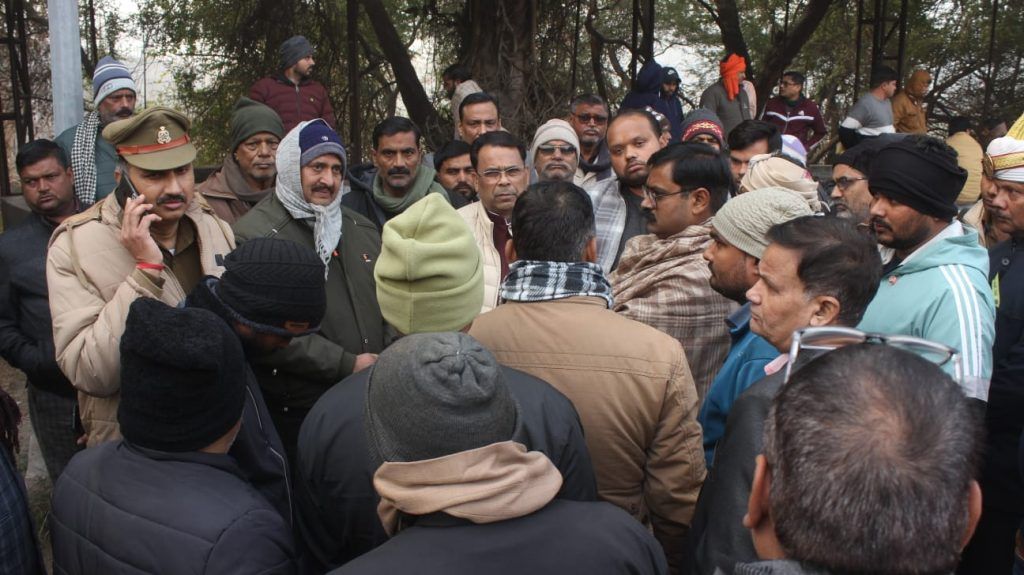 Double Tragedy Strikes Indirapuram: UP Police Constable and Delhi Police Head Constable Lose Lives in the Line of Duty 3 113 14