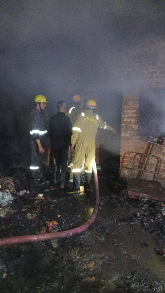 गाजियाबाद: वेस्टिज कपड़े के गोदाम में लगी आग, फायर ब्रिगेड ने पाया काबू 2 112 45