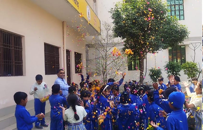 सरस्वती शिशु मंदिर नेहरू नगर में छात्रों ने फूलों की होली खेली 2 112 47
