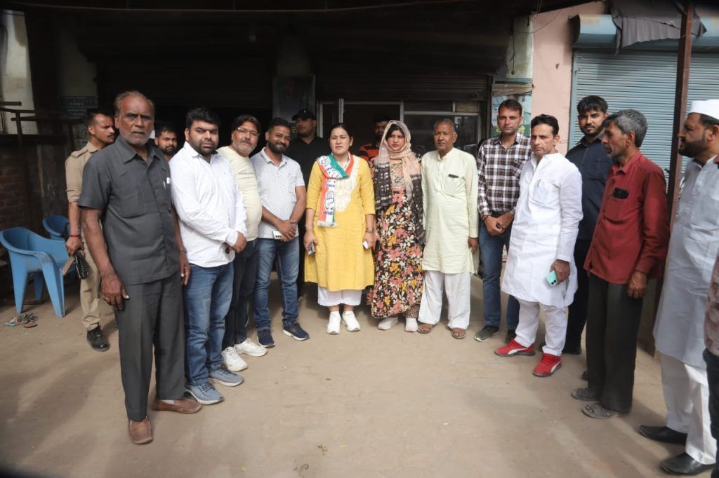 कांग्रेस प्रत्याशी डॉली शर्मा ने किया लोनी विधानसभा क्षेत्र में जनसम्पर्क 2 111 9