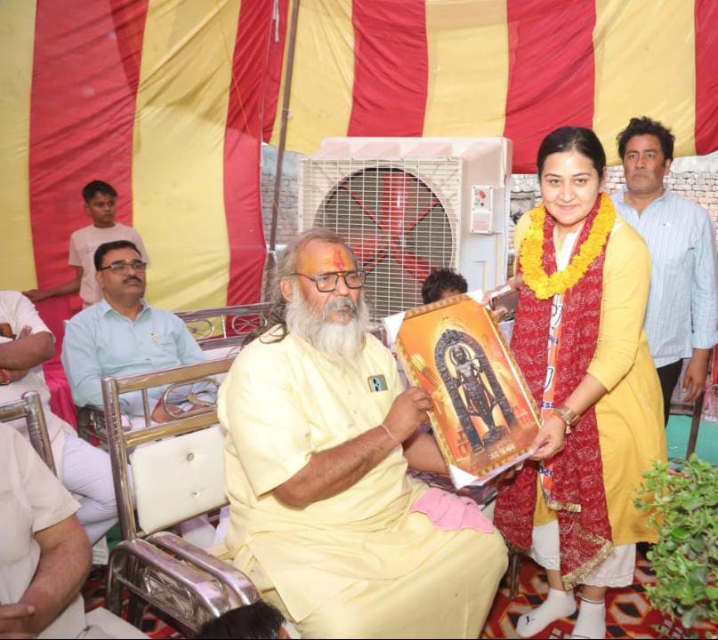 कांग्रेस प्रत्याशी डॉली शर्मा ने किया लोनी विधानसभा क्षेत्र में जनसम्पर्क 4 112 5
