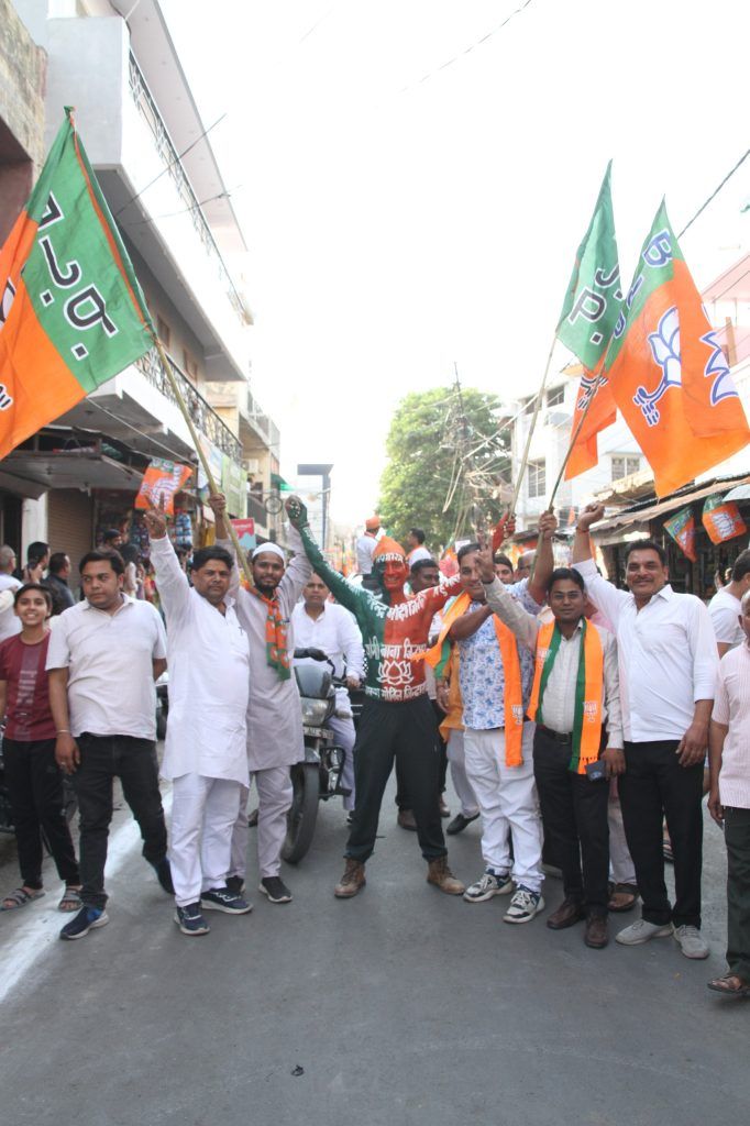 Star-studded Roadshow in Meerut: Ram, Sita, and Laxman Campaign for BJP Candidate Arun Govil 5 116 6